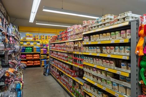 Eines unserer gut gefüllten Tierbedarf Regale